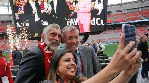 霍伊伦禁区内摔倒赢得点球，B费点球助曼联2-2战平